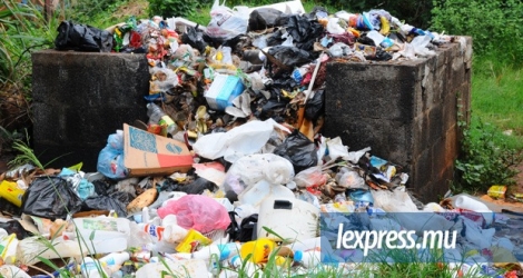 À Maurice, on constate que de nombreuses personnes disposent de leurs déchets dans leur environnement immédiat.
