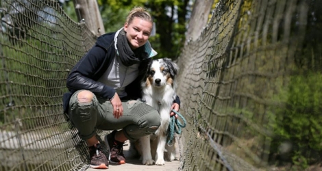 La capitaine de l'équipe d'Allemagne de football Alexandra Popp, en compagnie de son chien Patch, un berger australien, le 9 mai 2019 au Zoo d'Essehof.