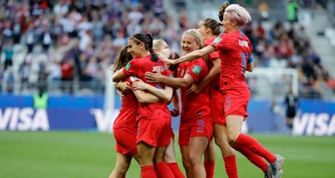 Les Américaines se congratulent après l'un des cinq buts d'Alex Morgan face à la Thaïlande, lors du Mondial, le 11 juin 2019 à Reims.