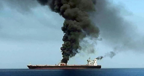 Capture d'écran de la TV d'Etat iranienne Irib montrant un feu sur un des deux tankers attaqués en mer d'Oman, le 13 juin 2019.