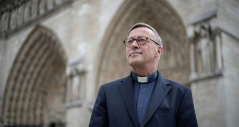 Le recteur de Notre-Dame Patrick Chauvet pose devant la cathédrale, le 13 juin 2019 à Paris.