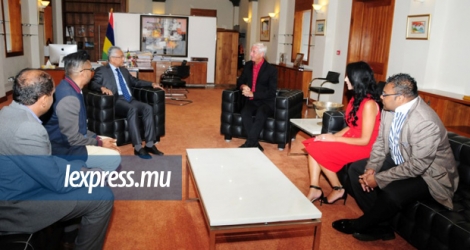Ian Rush et Hans Sok Appadu dans le bureau du Premier ministre en décembre 2018.