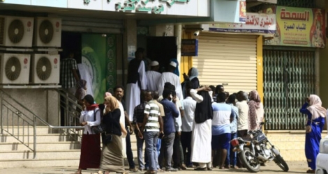Des Soudanais font la queue devant une banque de la capitale Khartoum, le 12 juin 2019.