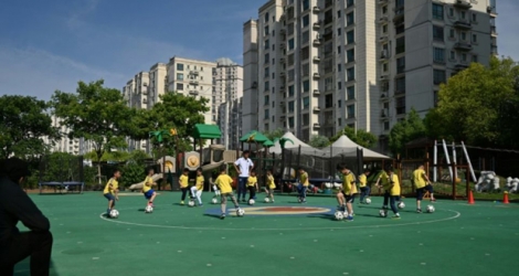 Des enfants d'une école maternelle de Kangcheng s'entraînent au football, dans le district de Minhang à Shanghai, le 6 juin 2019.