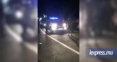 Dans la vidéo, le jeune homme dansait sur la route devant une voiture de police