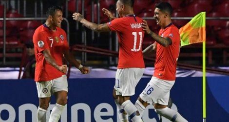 Alexis Sanchez (N.7) célèbre un but avec ses coéquipiers de la sélection chilienne, lors du match de la Copa América contre le Japon, à Sao Paulo le 17 juin 2019.
