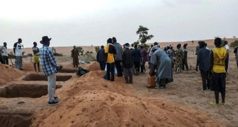 Des habitants du village dogon de Sobane Da lors des funérailes des victimes d'une attaque, le 11 juin 2019 au Mali.