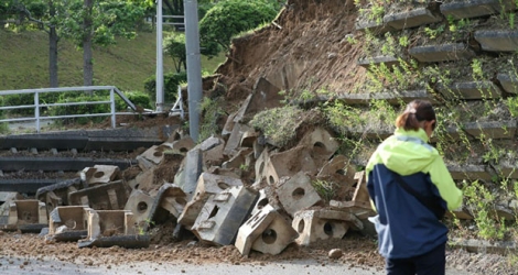 Un talus détruit par le séisme à Murakami (Japon), le 19 juin 2019.