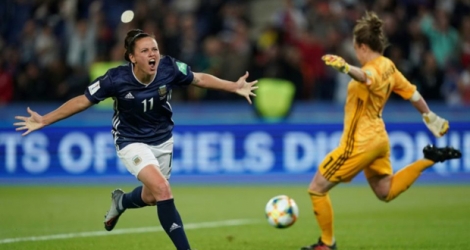 L'Argentine Florencia Bonsegundo marque sur penalty contre l'Ecosse au Mondial féminin, le 19 juin 2019 au Parc des Princes.