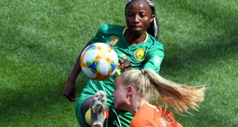 L'attaquante camerounaise Ajara Nchout à la lutte avec la défenseure néerlandaise Kika van Es lors du mach de phase de groupes du Mondial, à Valenciennes, le 15 juin 2019.