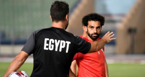 L'attaquant vedette de l'Egype Mohamed Salah (d) lors d'une séance d'entraînement, le 19 juin 2019 au Caire.
