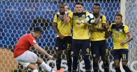 Alexis Sanchez donne la victoire au Chili contre l'Equateur, sur coup franc, en Copa America, à Salvador de Bahia, le 21 juin 2019.
