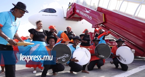 Des Chagossiens ont dansé devant l’avion hier.
