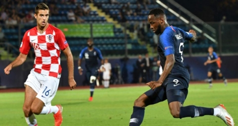 L'attaquant des Bleuets Moussa Dembélé (d) buteur lors du match face à la Croatie lors de l'Euro le 21 juin 2019.