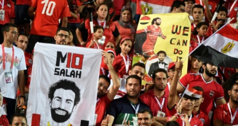 Les portraits de Mo Salah brandis par les supporters égyptiens au stade international du Caire, le 21 juin 2019.