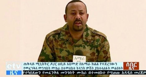 Cette photo fournie par la TV éthiopienne montre le Premier ministre Abiy Ahmed s'adressant au public après des troubles le 23 juin 2019.