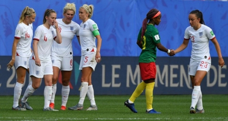 La joie des Anglaises victorieuses du Cameroun et qualifiées pour les quarts de finale du Mondial, le 23 juin 2019 à Valenciennes.
