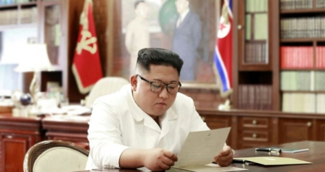 Une photographie de l'agence officielle nord-coréenne KCNA publiée le 23 juin 2019 montre Kim Jong Un lisant une lettre de Donald Trump.