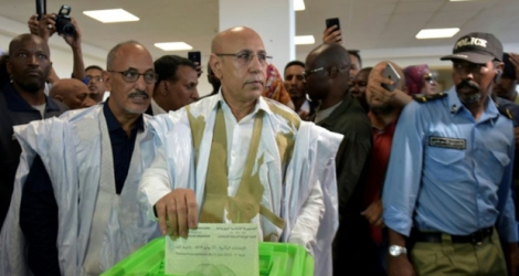 Le candidat du pouvoir à la présidentielle en Mauritanie, Mohamed Ould Ghazouani, dépose son bulletin dans l'urne, le 22 juin 2019 à Nouakchott.