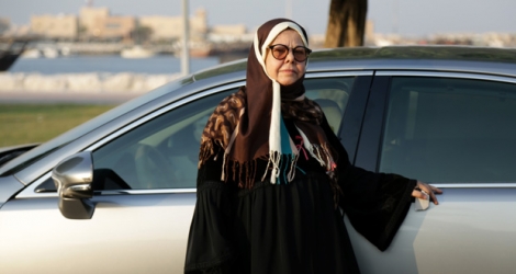 Sabeeha al-Fakher, une Saoudienne de 68 ans, pose devant sa Lexus à Qatif sur la côte-est de l'Arabie saoudite le 11 juin 2019.