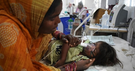 Une mère veille son enfant soigné pour une encéphalite aigüe dans un hôpital de Muzaffarpur, dans le nord de l'Inde, le 20 juin 2019.