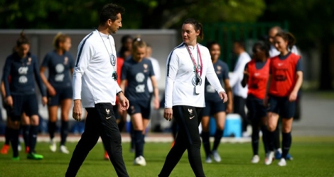 La sélectionneuse des Bleues, Corinne Diacre, avec son entraîneur assistant, Philippe Joly, lors d'un entraînement de l'équipe à Clairefontaine, le 16 mai 2019.