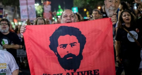 Un partisan de l'ancien président brésilien Luis Inacio Lula da Silva agitant un drapeau demandant sa libération, le 14 juin 2019 à Rio de Janeiro.