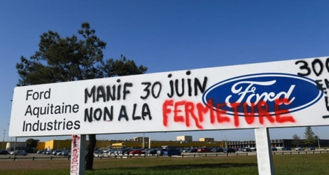 Un panneau tagué à l'entrée de l'usine Ford Blanquefort, en Gironde, en février 2019.
