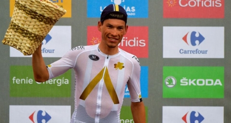 L'Autrichien Stefan Denifl (Aqua Blue's) pose sur le podium après sa victoire dans la 17e étape de La Vuelta, le 6 septembre 2017 à Arredondo.