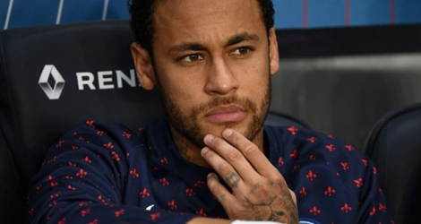 Neymar sur le banc du Paris SG lors d'un match de L1 contre Monaco le 21 avril 2019 à Paris.