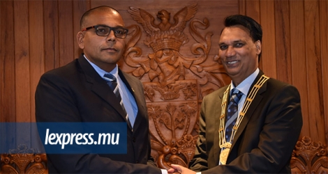 Praveen Kumar Ramburn, le nouveau maire, et son adjoint Manfred Mungur (à gauche).
