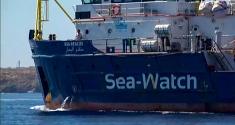Image du navire Sea-Watch extraite d'une vidéo de l'organisation Local Team tournée au large de l'île de Lampedusa (Italie) le 26 juin 2019.