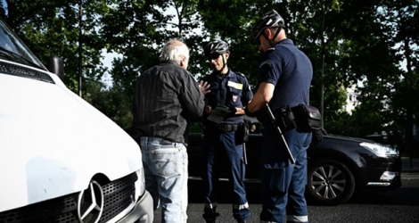 Des agents de la Direction de la prévention, de la sécurité et de la protection contrôlent des véhicules à Paris, le 1er juillet 2019.