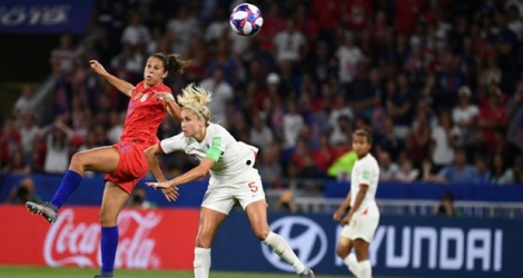 L'Américaine Carli Lloyd au duel avec la défenseure de l'Angleterre Steph Houghton en demi-finale de la Coupe du monde, le 2 juillet 2019 à Lyon.