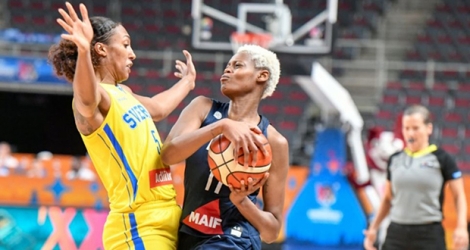 La Française Valériane Ayayi (d) à la lutte avec la Suédoise Kali Loyd lors de l'Euro-2019 de basket féminin, le 30 juin 2019 à Riga.