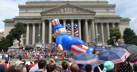 La foule regarde la parade pour la fête nationale américaine à Washington, devant les archives nationales, le 4 juillet 2019.