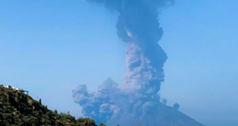 Photo publiée sur le compte Twitter de @FionaCarter et prise de l'île de Panarea montrant l'éruption du Stromboli le 3 juillet 2019.
