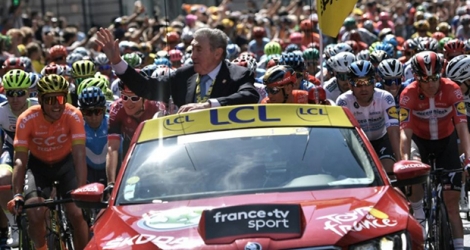 Le Grand Départ du Tour de France à Bruxelles avec, à l'honneur, la légende Eddy Merckx qui salue la foule devant les coureurs, le 6 juillet 2019.