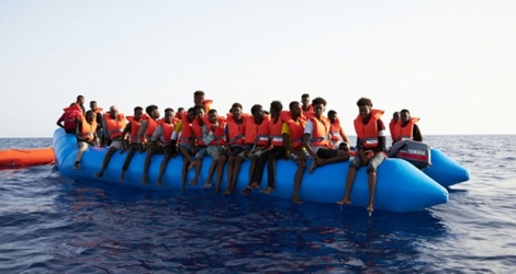 Photo prise et difffusée le 5 juillet 2019 par l'ONG allemande Sea-Eye montrant des migrants à bord d'un canot pneumatique surchargé repéré dans les eaux internationales au large de la Libye.