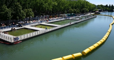 Piscine installée dans le bassin de La Villette à Paris dans le cadre de Paris-Plages, le 5 juillet 2019.