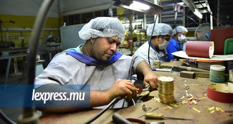 Les employés de l’usine Karl Ray se sont mis à la conception et à la fabrication des médailles depuis juin. © Farhan Dowlut