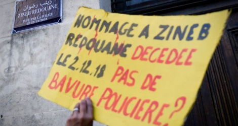 Un manifestant tient une pancarte lors d'un rassemblement de Gilets jaunes à Marseille le 27 avril 2019.