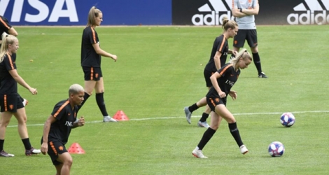 Les Néerlandaises préparent la finale de la Coupe du monde contre les Etats-Unis, lors d'une séance de travail à Oullins, près de Lyon, le 6 juillet 2019.