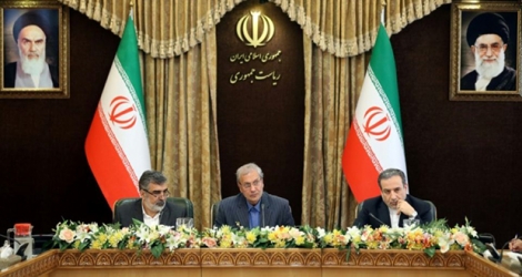 Behrouz Kamalvandi, porte-parole de l'Organisation iranienne de l'énergie atomique (gauche), le porte-parole du gouvernement iranien Ali Rabiei et le vice-ministre des Affaires étrangères iranien Abbas Araghchi, lors d'une conférence de presse à Téhéran, le 7 juillet 2019.