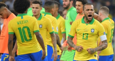 Le capitaine du Brésil Dani Alves exulte après la victoire de La Seleçao sur l'Argentine en demi-finale de la Copa América, le 2 juillet 2019 à Belo Horizonte.