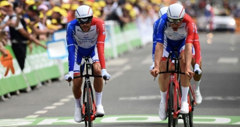 Le Français Thibaut Pinot (g) lors de la 2e étape du Tour de France le 7 juillet 2019.