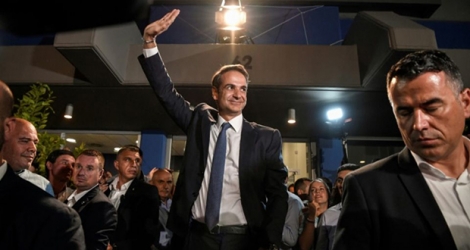 Le nouveau Premier ministre grec, Kyriakos Mitsotakis (droite), salue ses partisans après la victoire aux législatives, le 7 juillet 2019 à Athènes.