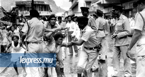 Le combat pour les Chagos n’est pas qu’un échange verbal entre hommes. Charlésia Alexis et Roselee Pakion ont été arrêtées le 28 mars 1981 pour avoir voulu manifester devant le haut-commissariat britannique. Une expo se tient samedi pour le rappeler. [Photo d’archives, collection de L'express/Vèle Kadressen]