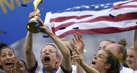 L'attaquante Megan Rapinoe soulève le trophée après la victoire des Etats-Unis face aux Pays-Bas en finale du Mondial-2019 féminin de foot, le 7 juillet 2019 à Décines-Charpieu.