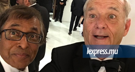 Le ministre Gayan faisant un selfie avec l’acteur américain Bill Murray.